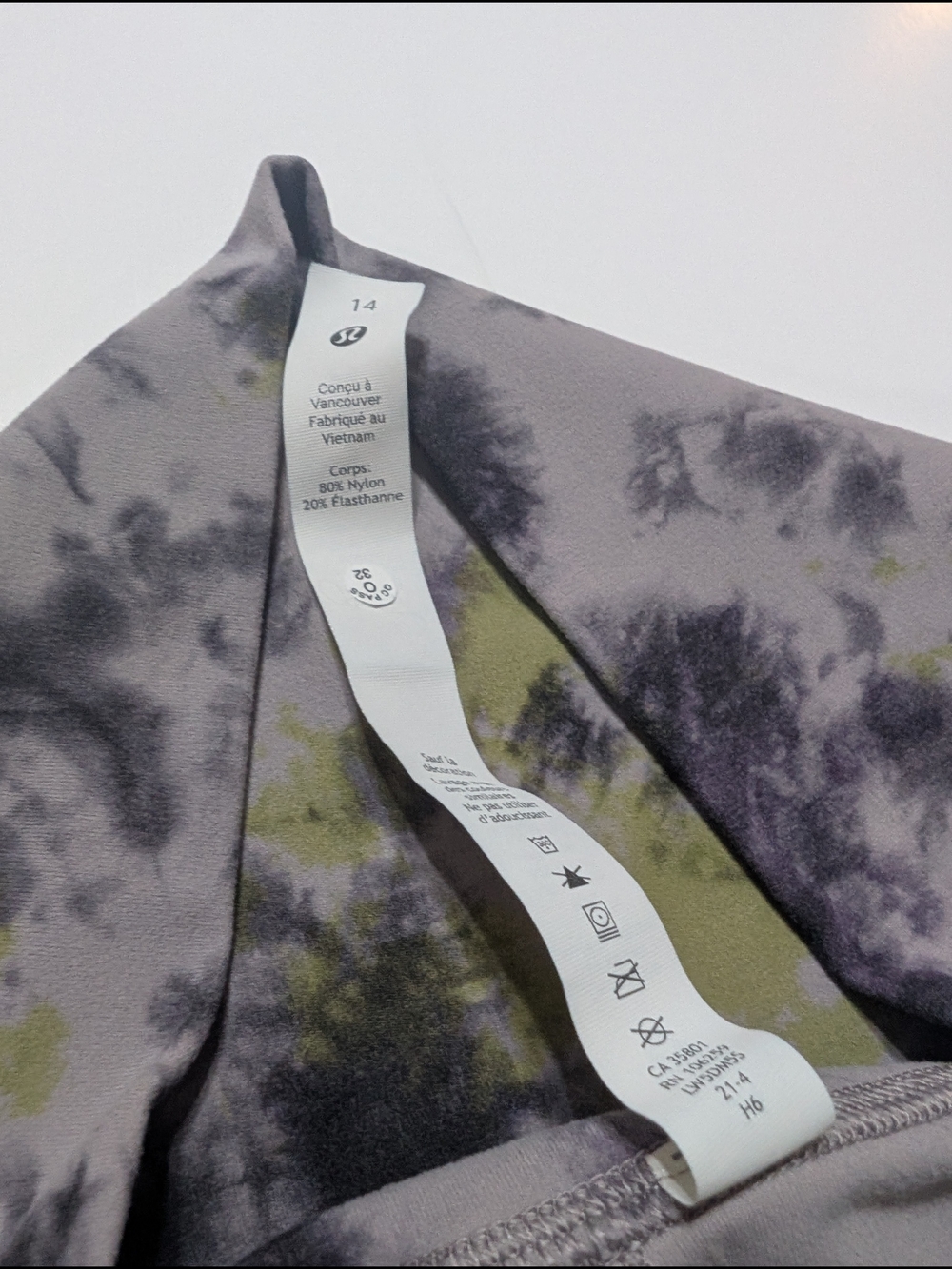 lululemon athletica Tie-Dye Leggings in Gray, Black & Olive - Picture 5 of 6